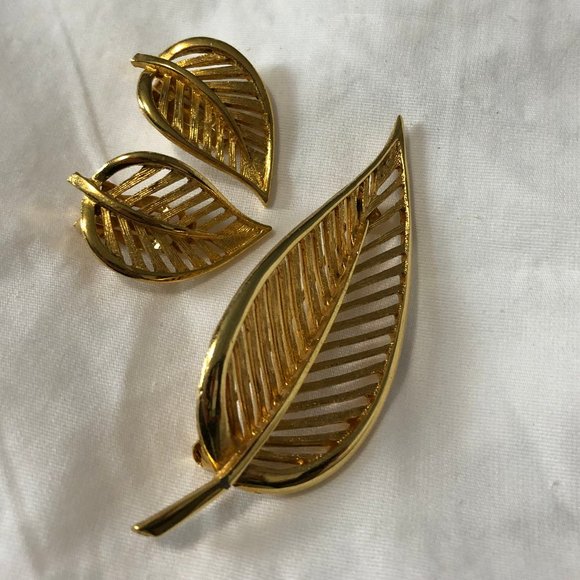 Vintage Gold Leaf Brooch & Earrings Set - Picture 2 of 11